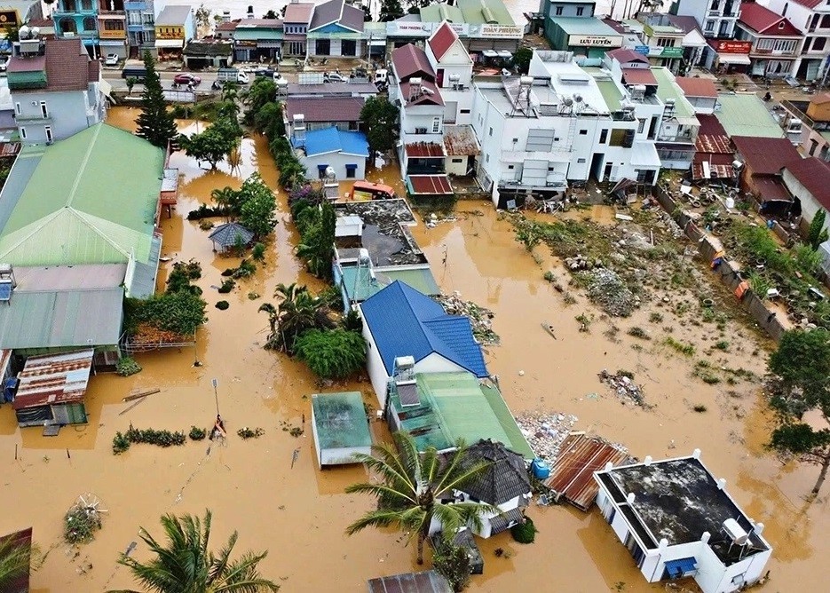 Bảo đảm nguồn cung hàng hóa thiết yếu tại các vùng đang bị cô lập do mưa lũ