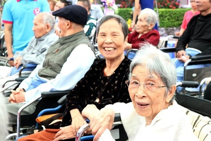 Hà Nội: Người từ 70 đến 75 tuổi được hỗ trợ 100% BHYT