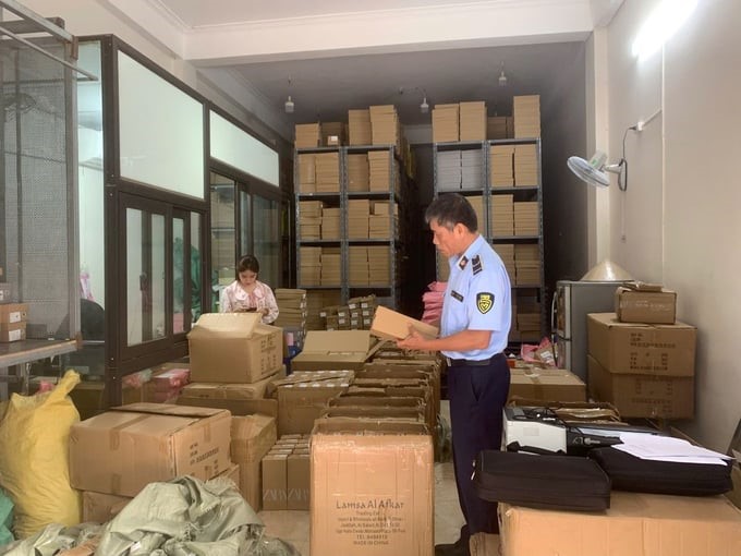 Hà Nội: Thu giữ hơn 7.000 sản phẩm nghi giả nhãn hiệu ZARA