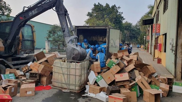 Hưng Yên: Phạt gần 98 triệu đồng, tiêu hủy hơn 2.200 chai rượu nhập lậu