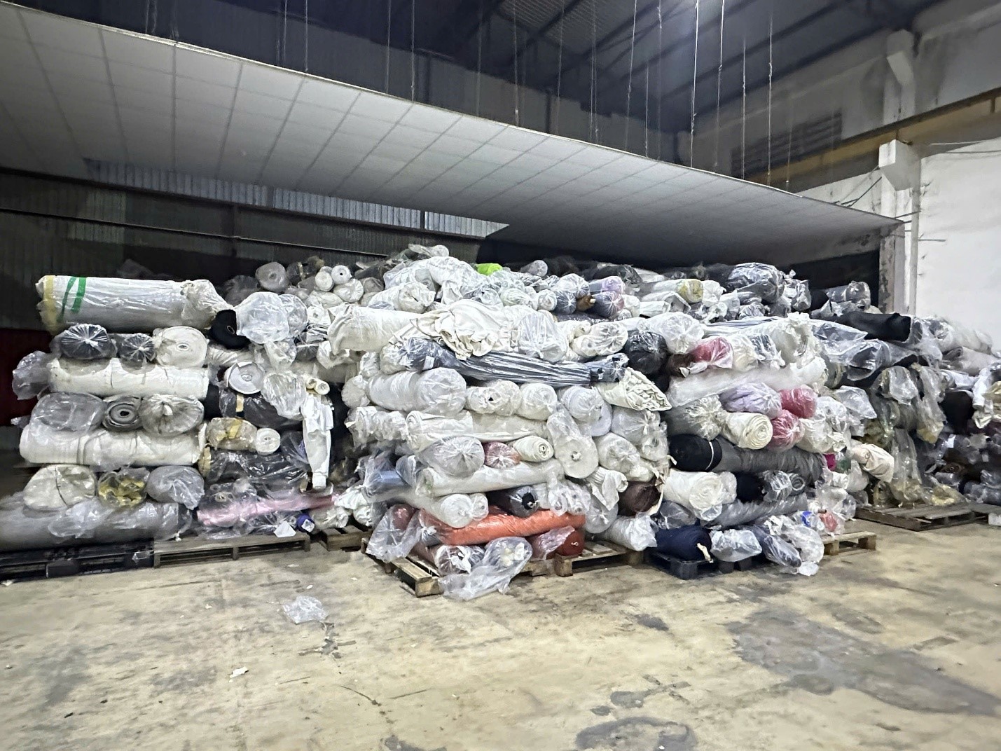 Phát hiện kho hàng chứa trên 100 tấn vải cuộn không rõ nguồn gốc tại TP.HCM