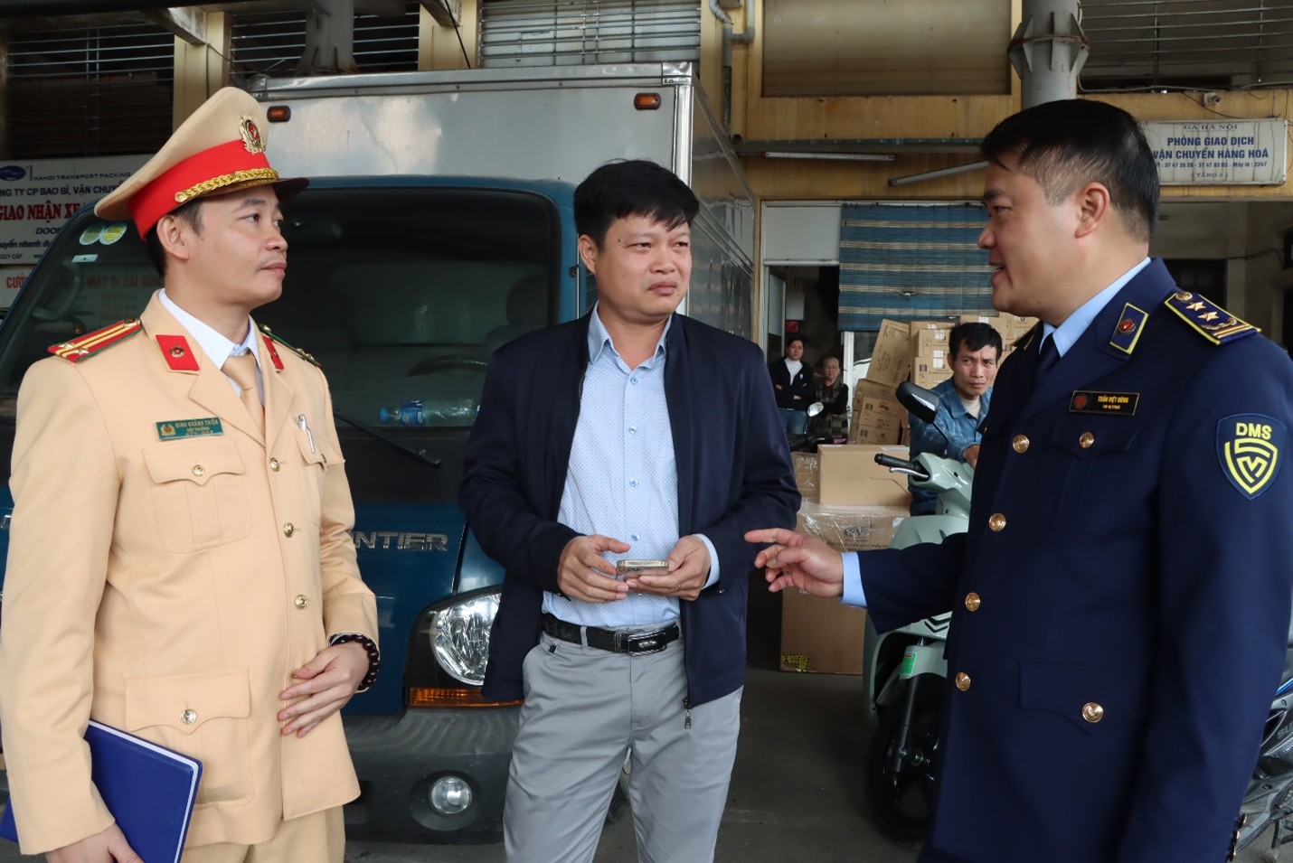 Phát hiện lượng lớn hàng hóa nghi nhập lậu tại Ga Hà Nội