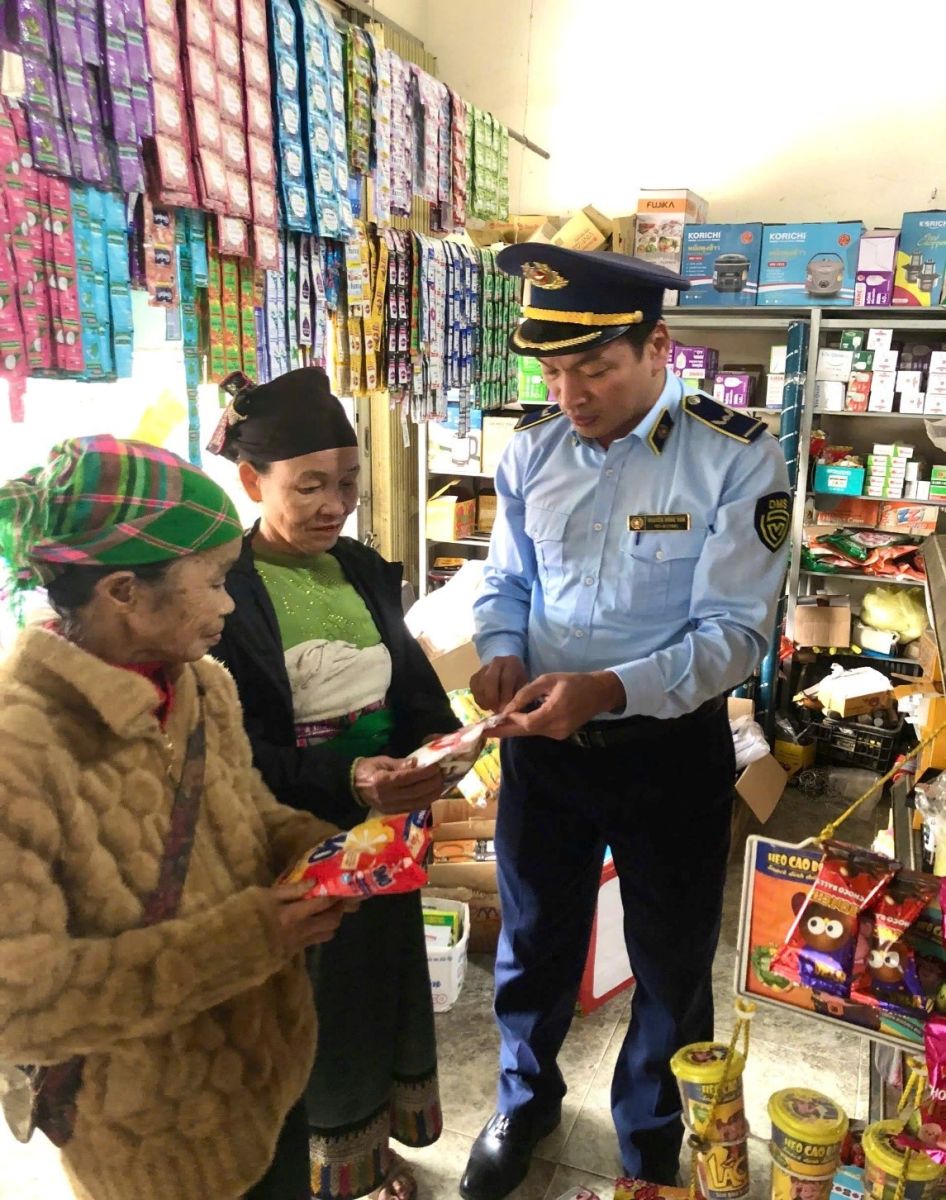 Phổ biến pháp luật và nhận diện hàng giả tại vùng biên Yên Khương